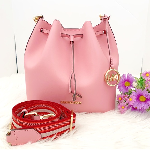 📌CLOSING SALE📌MICHAEL KORS BUCKET MESSENGER BAG - Picture 7 of 8